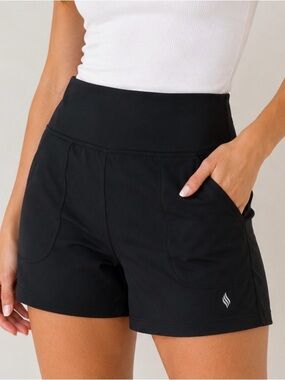 Black Athletic Performance Shorts with High Waist and Side Pockets
